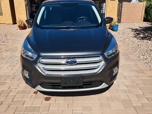 Used 2019 Ford Escape SE image 2