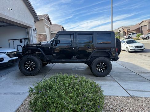 Used 2010 Jeep Wrangler Unlimited Rubicon image 1
