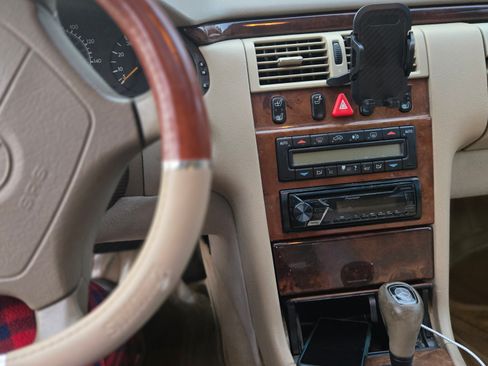 Used 1998 Mercedes-Benz E 320 4MATIC Sedan image 18