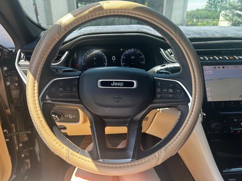 Used 2024 Jeep Grand Cherokee Limited w/ Luxury Tech Group II AWD/4WD image 19