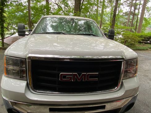 Used 2009 GMC Sierra 2500 SLE w/ SLE Preferred Package AWD/4WD image 2