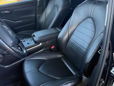 Used 2021 Toyota Highlander XLE FWD image 12