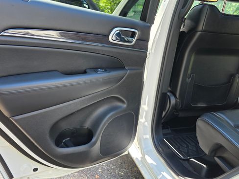 Used 2018 Jeep Grand Cherokee Overland image 9