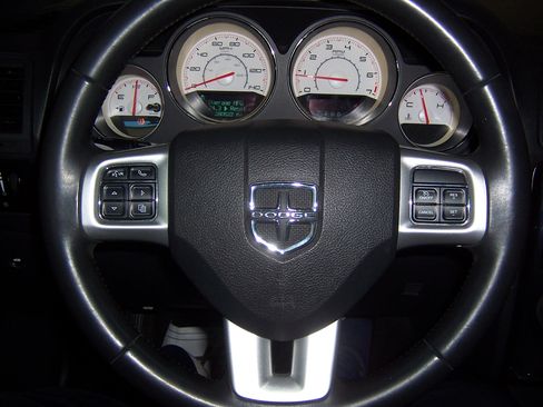 Used 2013 Dodge Challenger SXT image 21