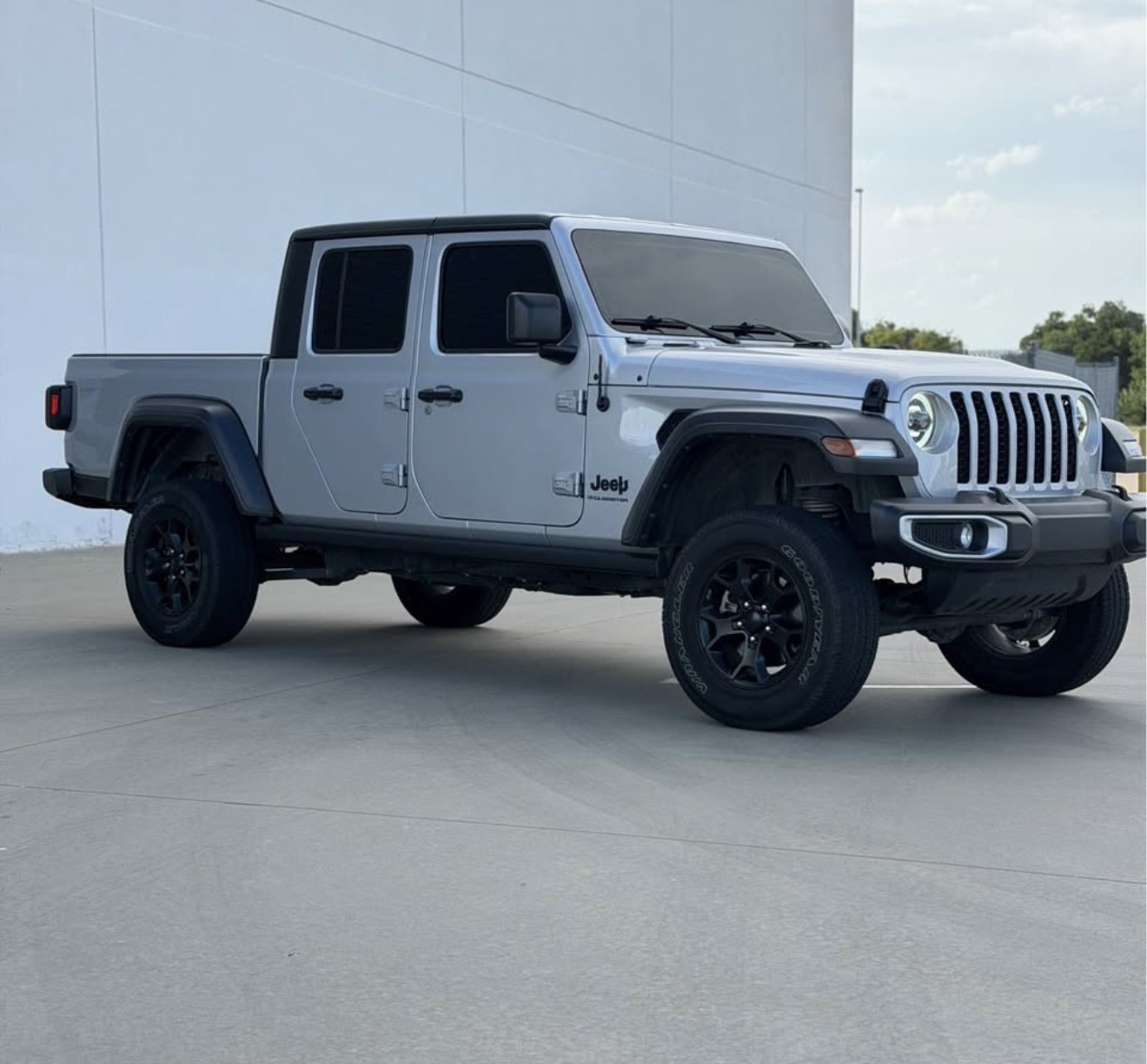 Used 2023 Jeep Gladiator Sport AWD/4WD image 5
