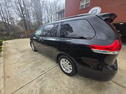 Used 2014 Toyota Sienna XLE image 2