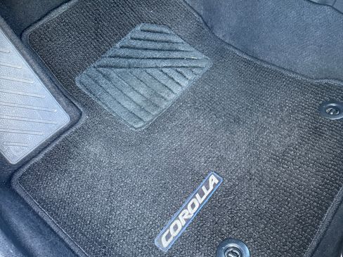 Used 2018 Toyota Corolla SE w/ Carpet Mat Package (TMS) image 24