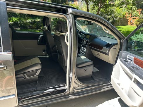 Used 2010 Chrysler Town & Country Touring Plus w/ Safetytec Group FWD image 20