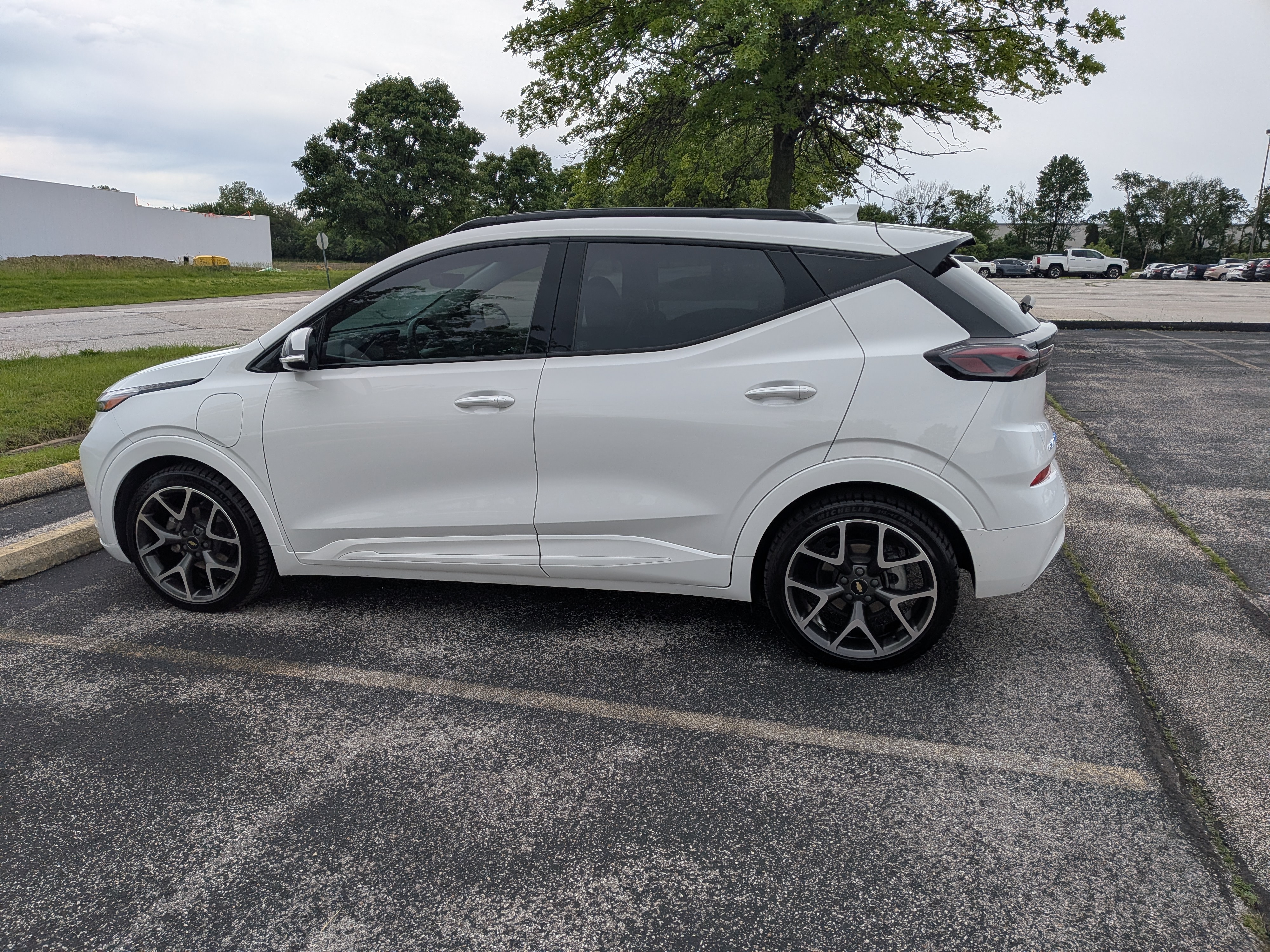 Used 2022 Chevrolet Bolt EUV Premier w/ Launch Edition FWD image 2