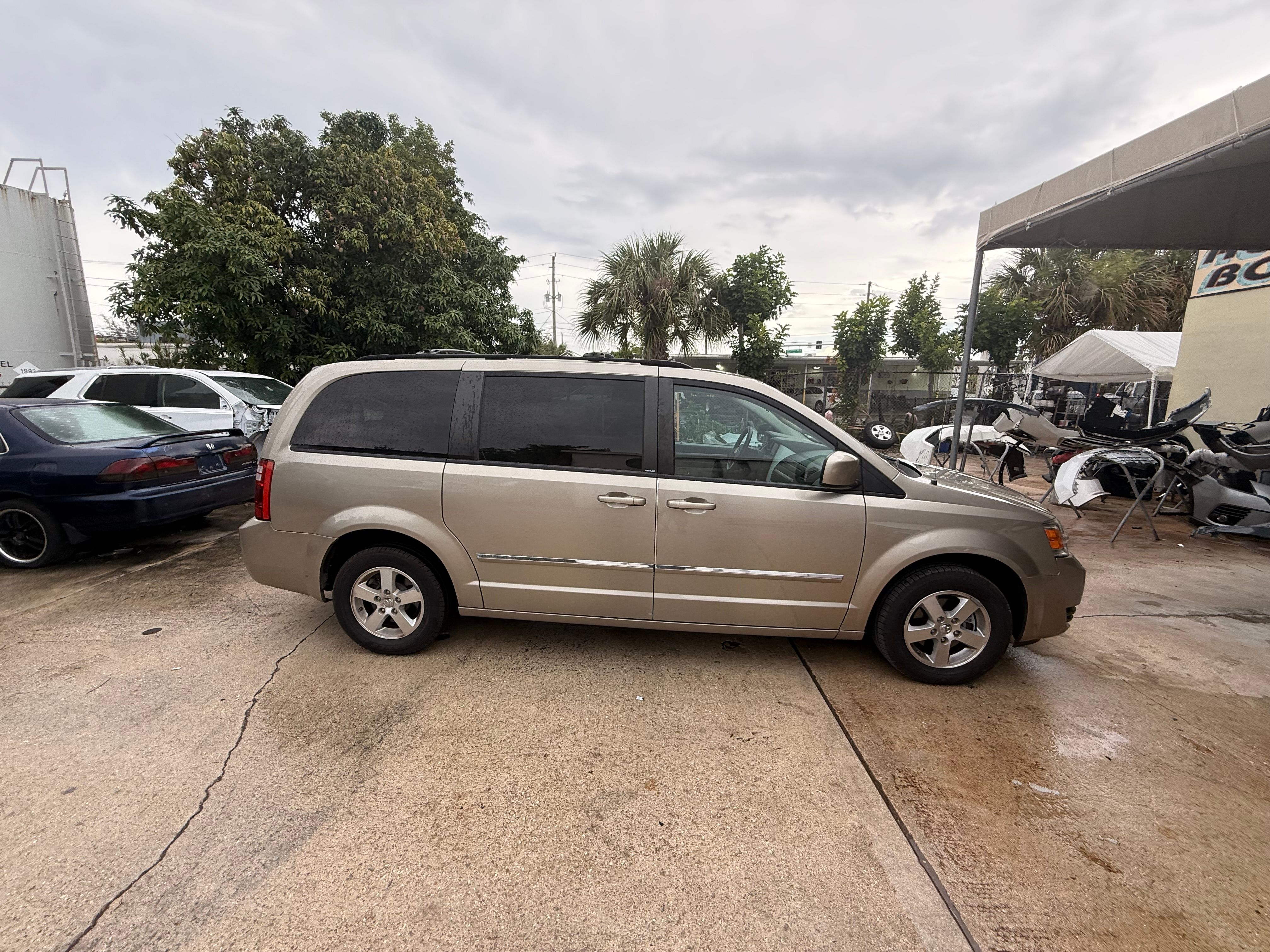 Used 2009 Dodge Grand Caravan SXT w/ Entertainment Group 2 FWD image 2