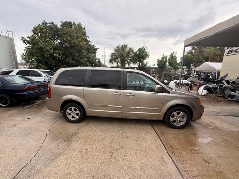 Used 2009 Dodge Grand Caravan SXT w/ Entertainment Group 2 FWD image 2