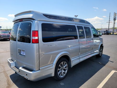 Used 2024 Chevrolet Express 2500 Extended RWD image 4