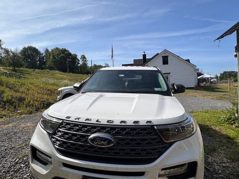 Used 2021 Ford Explorer XLT w/ Equipment Group 202A AWD/4WD image 5