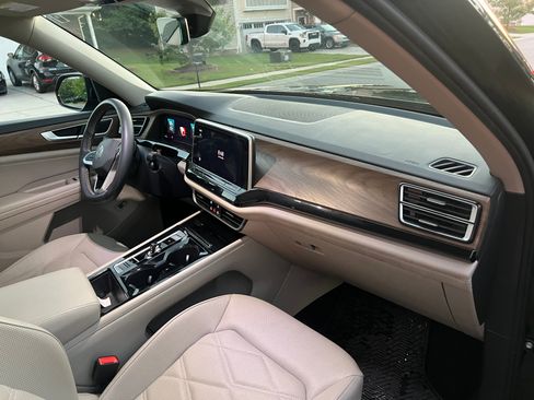 Used 2024 Volkswagen Atlas SE w/ Panoramic Sunroof Package image 5