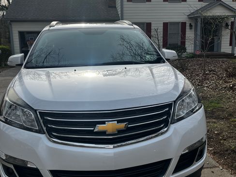 Used 2016 Chevrolet Traverse LT w/ Style and Technology Package image 2