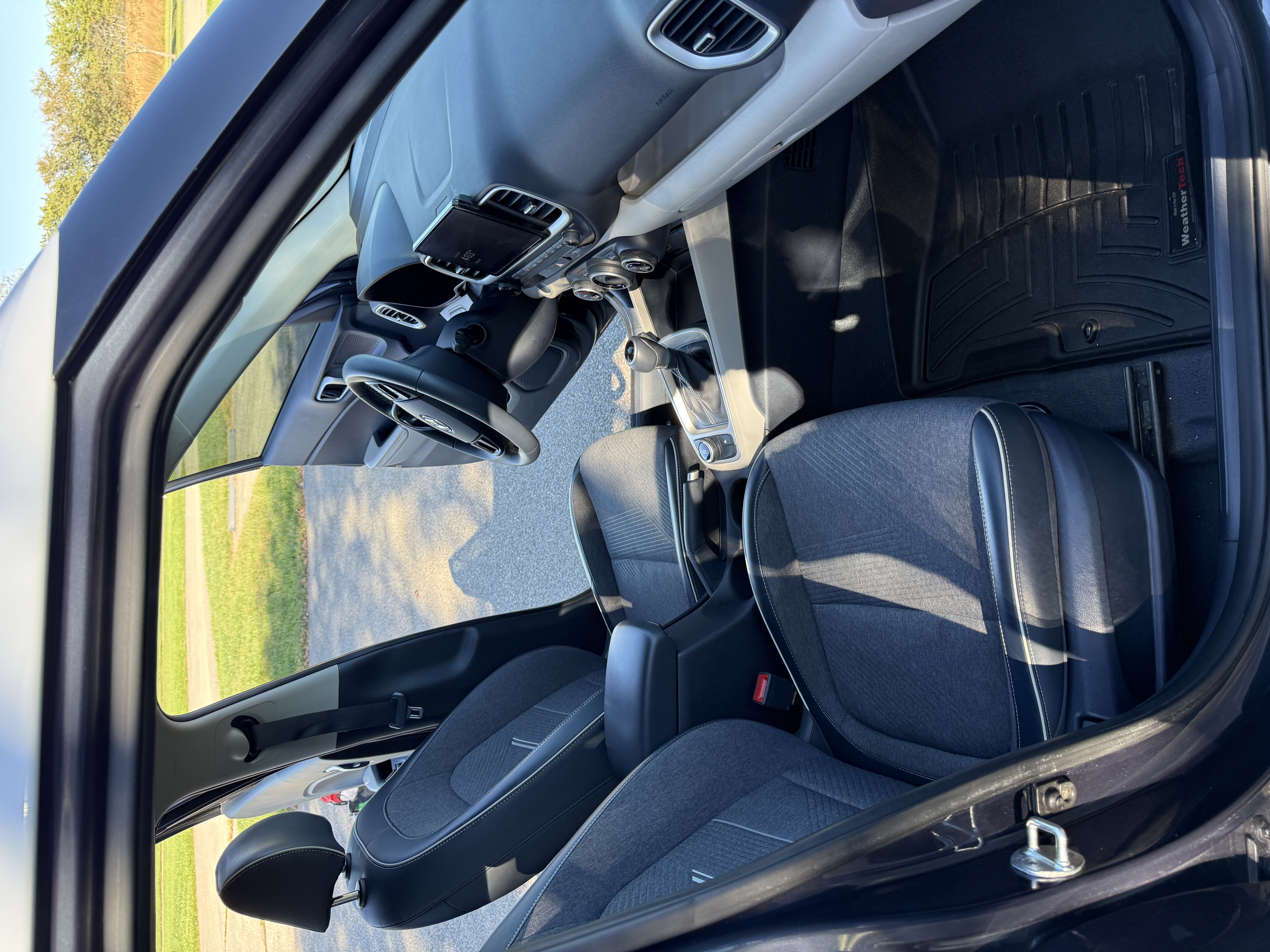 Used 2022 Hyundai Venue Limited FWD image 9