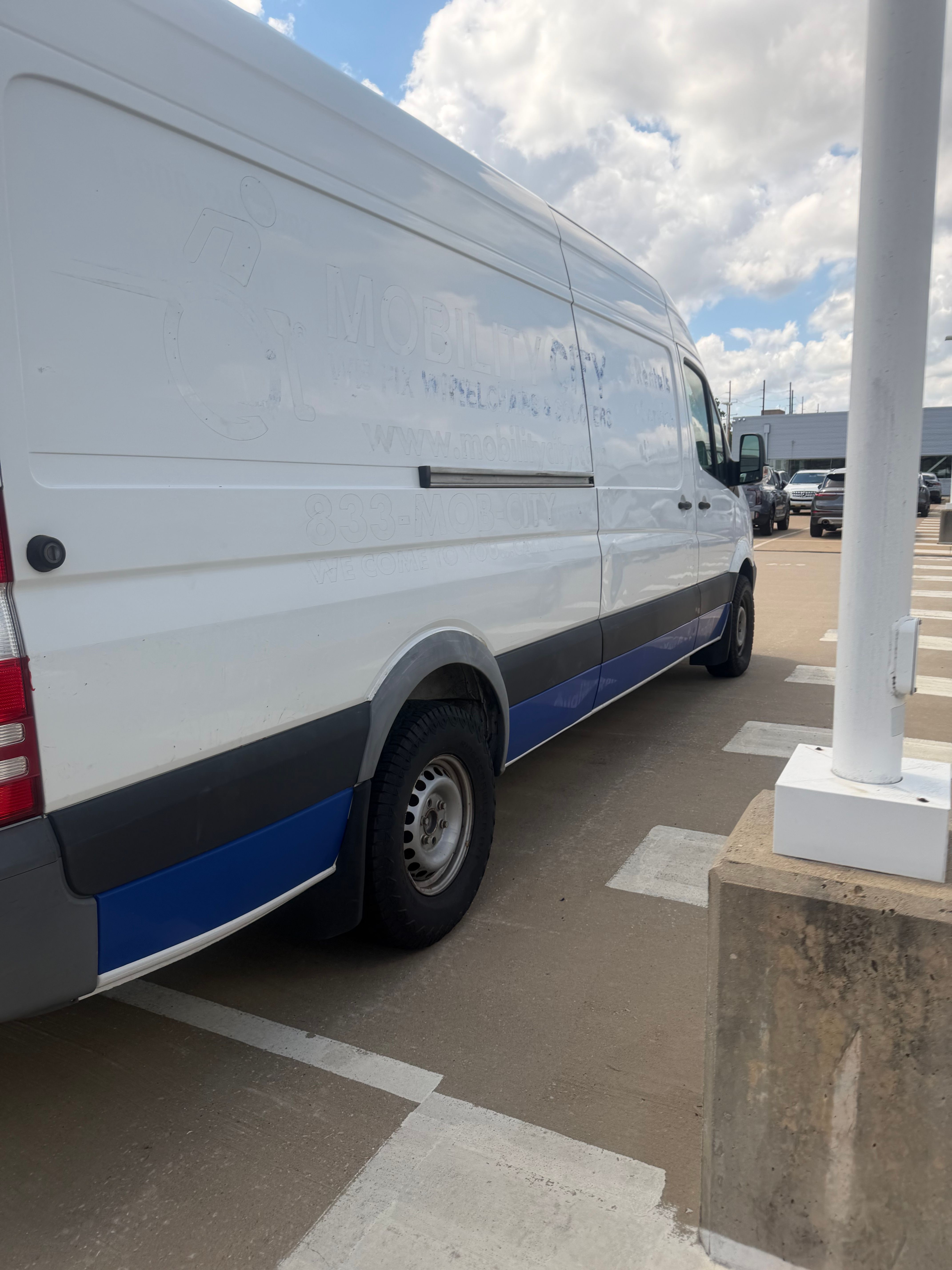 Used 2015 Freightliner Sprinter 2500 RWD image 15