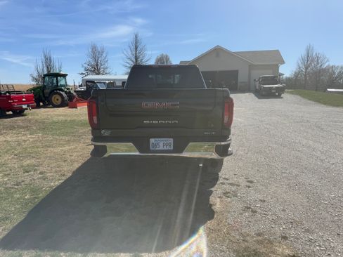 Used 2022 GMC Sierra 2500 SLT w/ SLT Convenience Package image 1