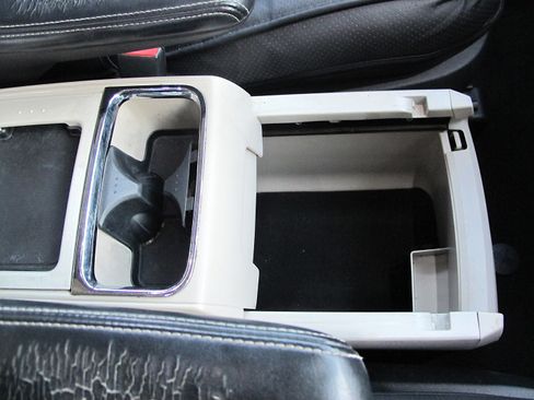 Used 2015 Chrysler Town & Country Touring image 23