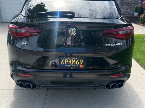 Used 2023 Alfa Romeo Stelvio Quadrifoglio image 17