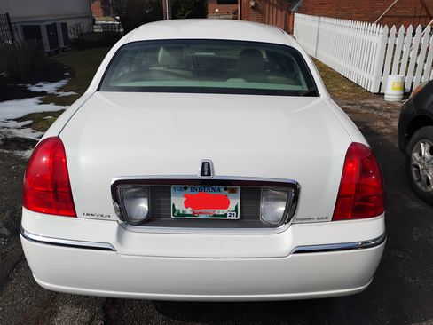 Used 2009 Lincoln Town Car Signature Limited image 2