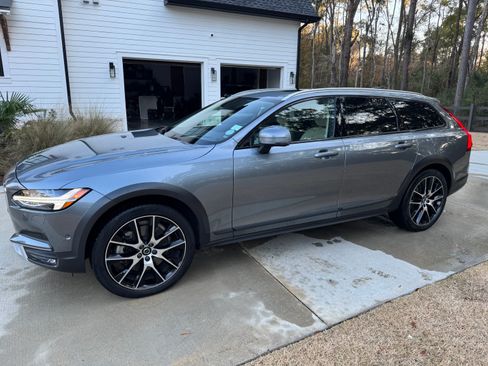 Used 2020 Volvo V90 T6 Cross Country image 1