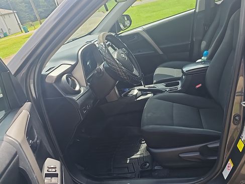 Used 2018 Toyota RAV4 LE FWD image 9
