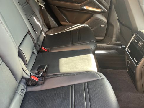 Used 2020 Porsche Cayenne Turbo image 6