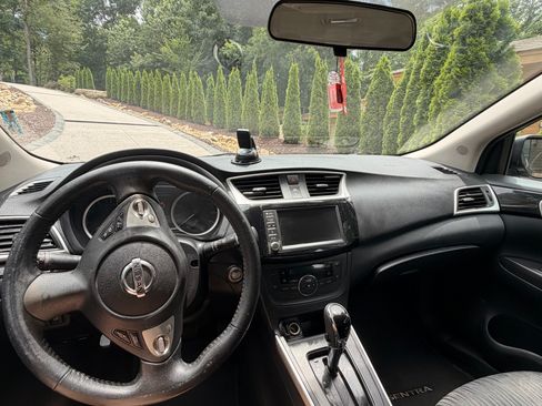 Used 2019 Nissan Sentra SV FWD image 8