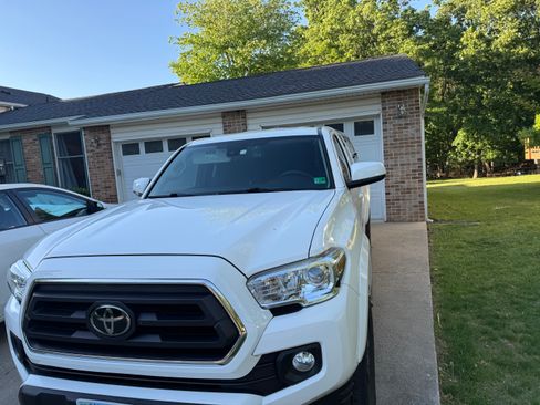 Used 2021 Toyota Tacoma SR5 RWD image 2