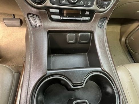 Used 2019 Chevrolet Suburban LT image 8