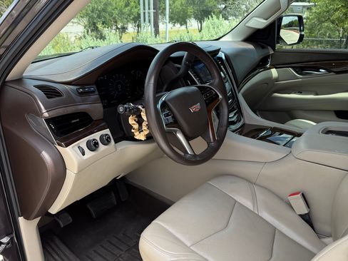 Used 2017 Cadillac Escalade Luxury AWD/4WD image 16