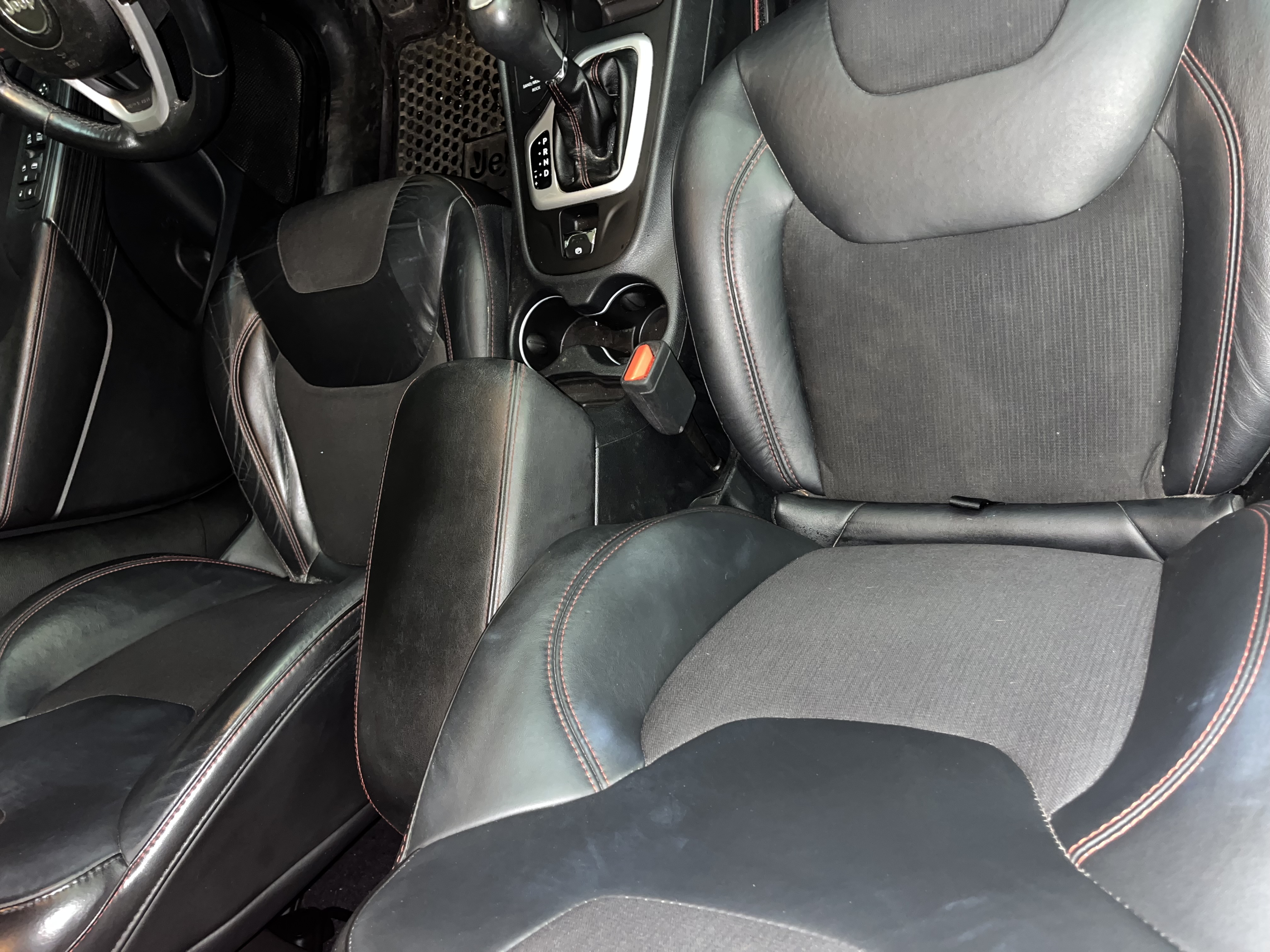 Used 2016 Jeep Cherokee Trailhawk w/ Comfort/Convenience Group AWD/4WD image 9