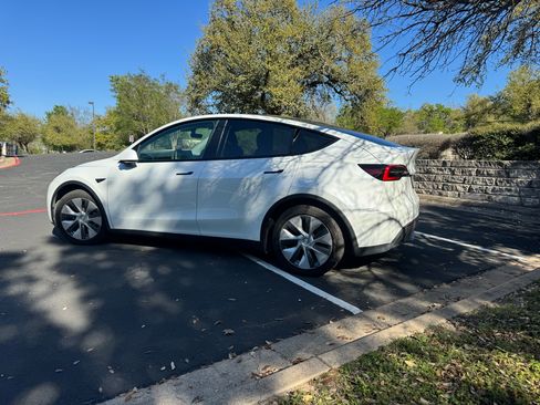 Used 2021 Tesla Model Y Long Range image 6