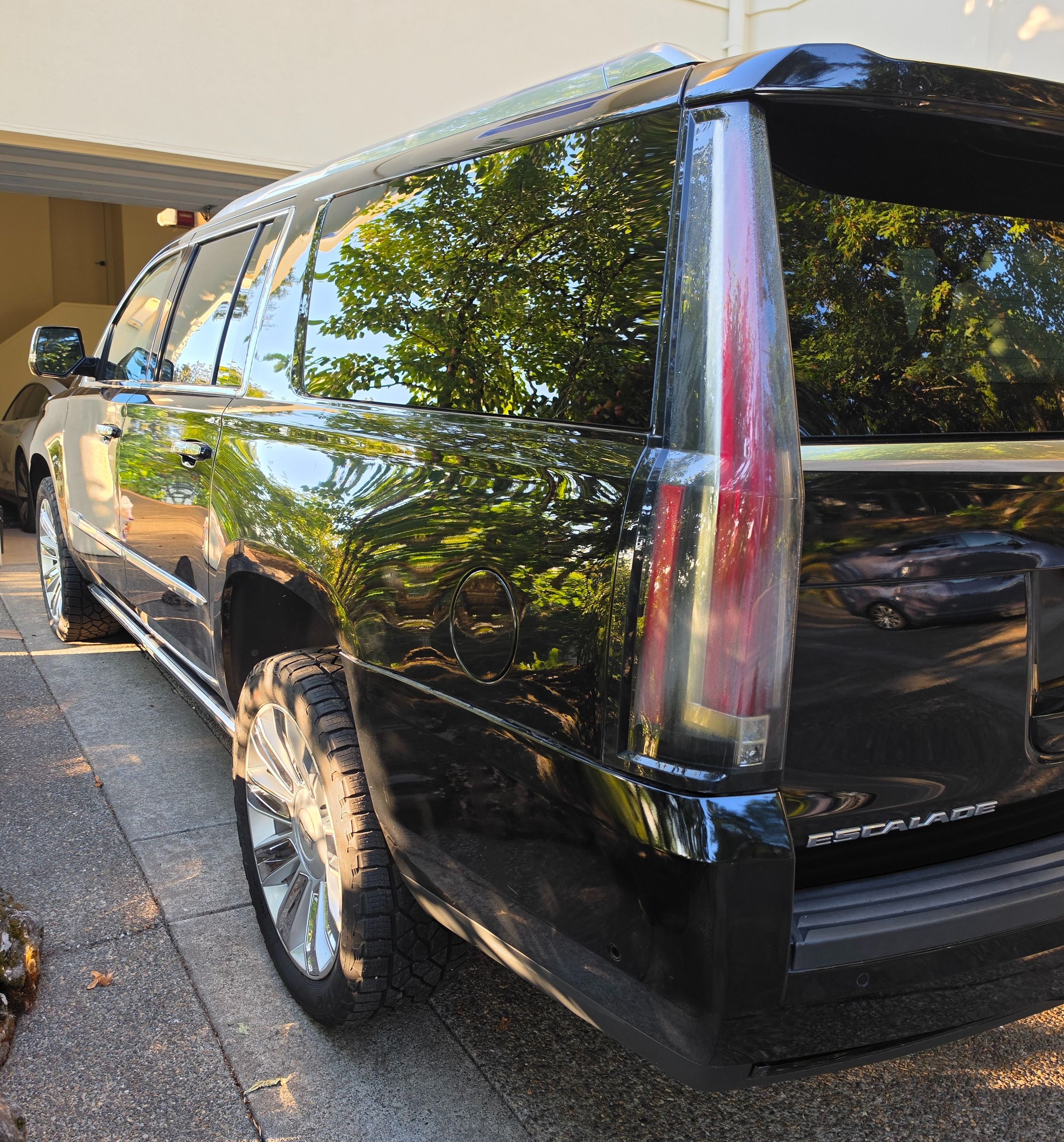 Used 2018 Cadillac Escalade ESV Platinum AWD/4WD image 5