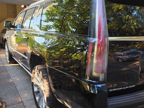 Used 2018 Cadillac Escalade ESV Platinum AWD/4WD image 4