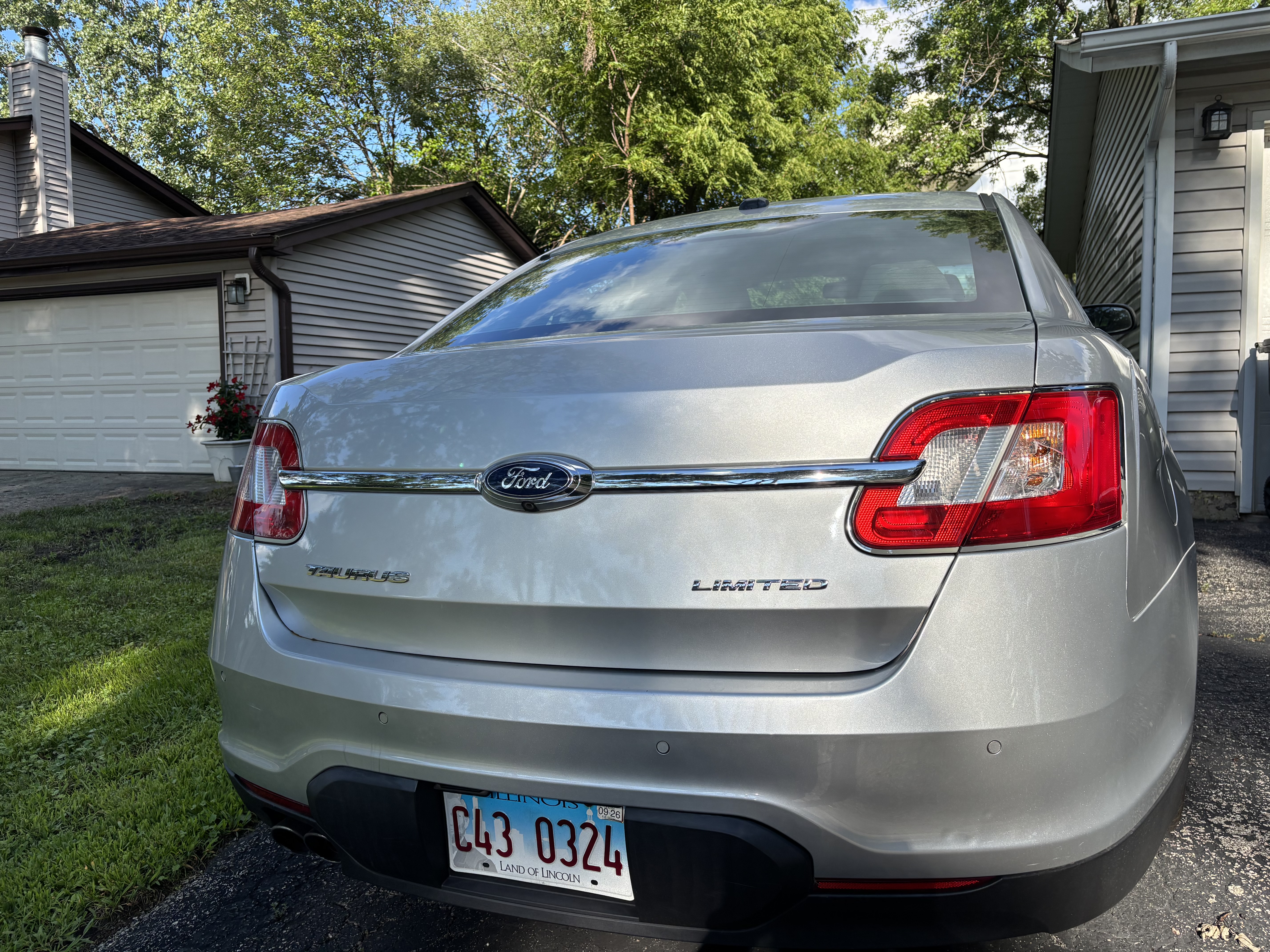 Used 2011 Ford Taurus Limited w/ 301A Rapid Spec Order Code FWD image 11