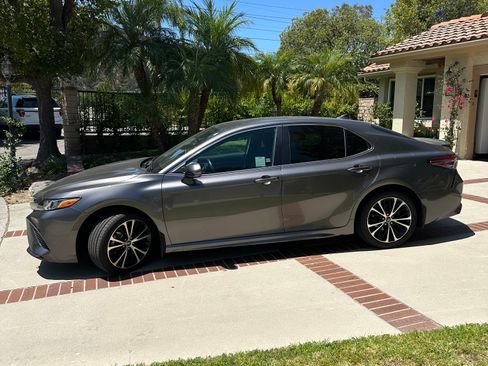 Used 2019 Toyota Camry SE w/ Convenience Package FWD image 2