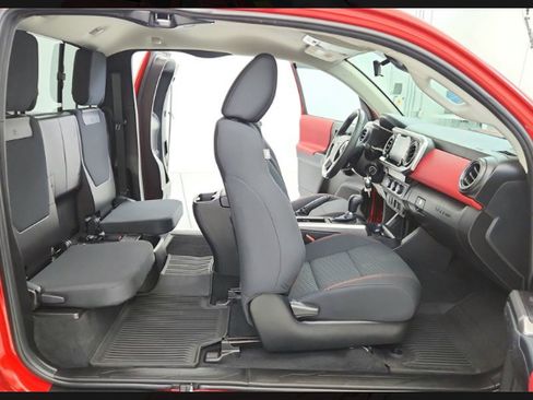 Used 2018 Toyota Tacoma SR5 image 12