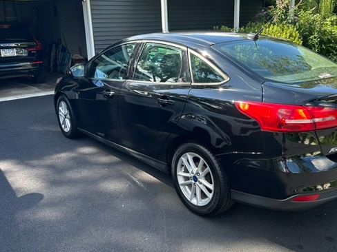 Used 2017 Ford Focus SE w/ Cold Weather Package FWD image 8