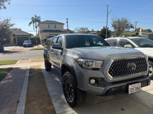 Used 2018 Toyota Tacoma TRD Off-Road w/ Technology Package AWD/4WD image 11