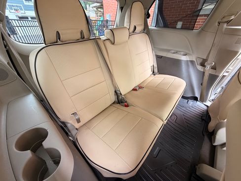Used 2011 Toyota Sienna XLE w/ Premium Pkg FWD image 13