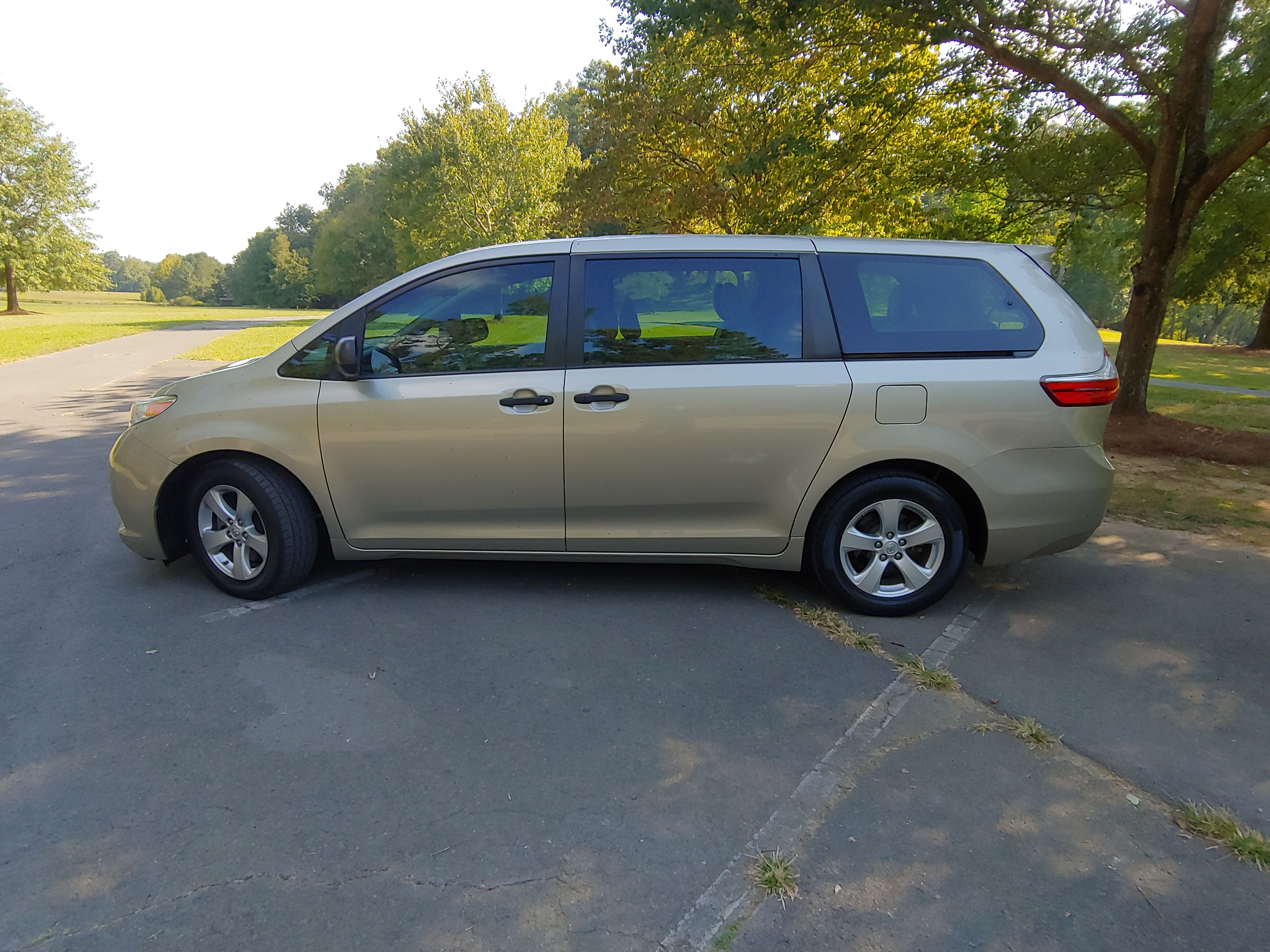 Used 2017 Toyota Sienna L FWD image 2