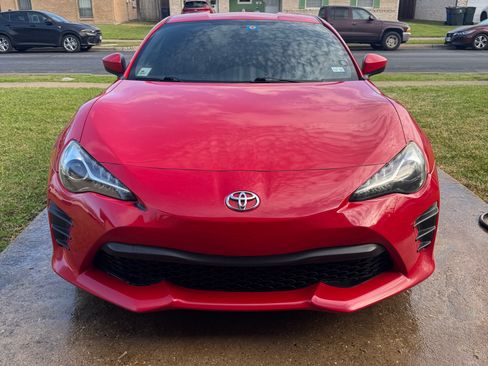 Used 2017 Toyota 86 image 2