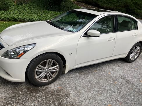 Used 2015 INFINITI Q40 Sedan 4D w/ Moonroof Package image 2