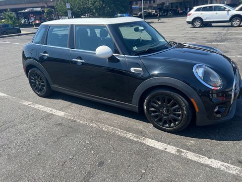 Used 2019 MINI Cooper 4-Door Hardtop image 1