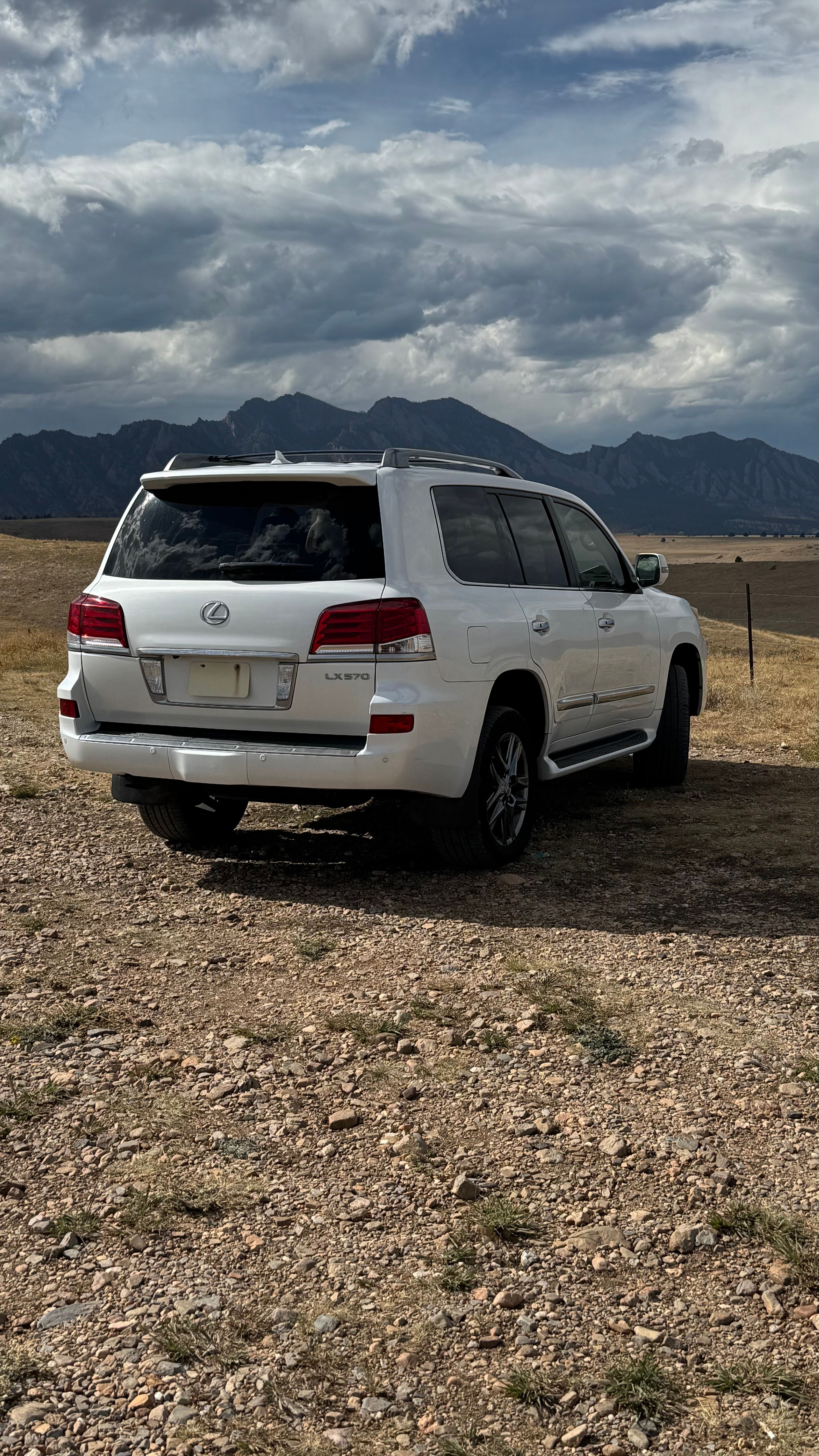 Used 2013 Lexus LX 570 4WD w/ Luxury Pkg w/Pre-crash image 2