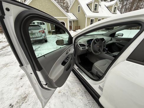 Used 2017 Chevrolet Volt LT w/ Comfort Package image 9