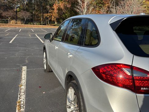 Used 2012 Porsche Cayenne S image 8