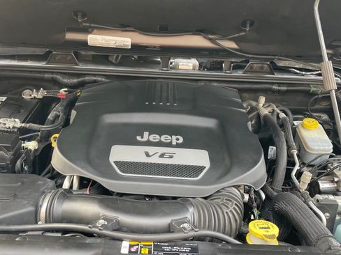 Used 2017 Jeep Wrangler Unlimited Sahara w/ Connectivity Group image 16